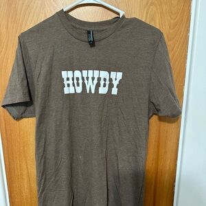 ETSY BROWN “HOWDY” GRAPHIC TEE